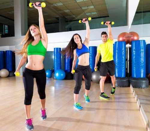 Zumba mit Kurzhanteln