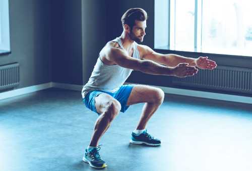 Einen straffen Po mit Kniebeugen