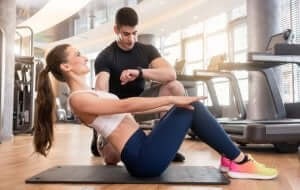 körperliche Veränderungen - Frau macht Sit-ups