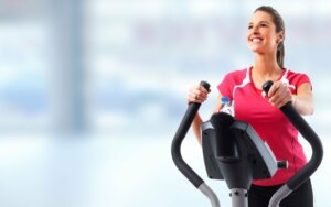 Fettverbrennung im Fitnessstudio - Ellipsentrainer