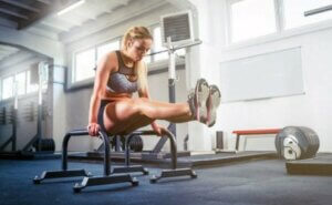 L-Sit bedeutet wie in einem L zu sitzen, da der Körper eine L-Position einnimmt