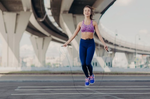 Frau springt Seil