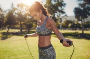 Seilspringen: 5 Vorteile eines täglichen fünfminütigen Trainings