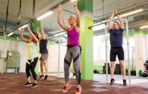 Zirkeltraining: Gruppe von Sportlern