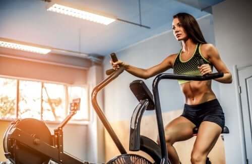 Ellipsentrainer - Frau auf Trainingsgerät