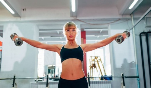 Übung mit Kurzhanteln