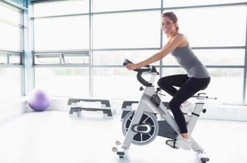 Indoor Cycling: Wie du verschiedene Muskeln auf einem stationären Fahrrad trainieren kannst