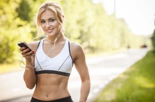 Ausdauer - Frau mit Fitnesstracker