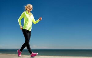 Power-Walking - Frau am Strand