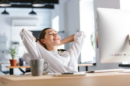 4 Streckübungen fürs Büro, damit du dich wieder fit fühlst