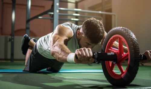 Bodybuilding zu Hause mit dem Bauchroller