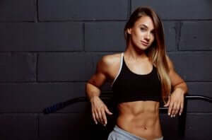 Definierte Bauchmuskeln - Frau zeigt ihren Bauch