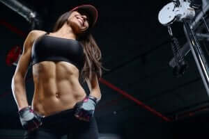 Frauenbodybuilding - Frau mit trainiertem Bauch