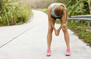Rosenwurz - erschöpfte Frau beim Lauftraining