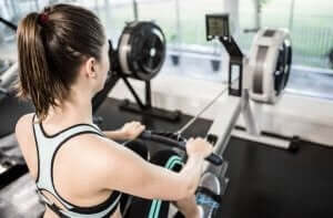 Rudermaschine - Frau beim Training