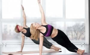 Definierte Bauchmuskeln - Frauen beim Training