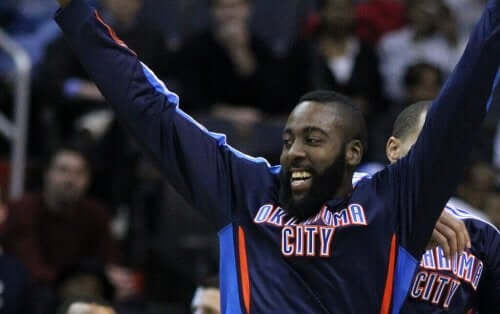 James Harden - Arme nach oben gestreckt