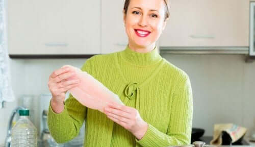 Nachhaltige Ernährung - Frau hält ein Fischfilet in der Hand