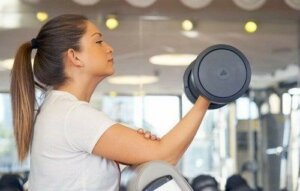 Bizepscurls gehören zu den beliebtesten Fitnessübungen